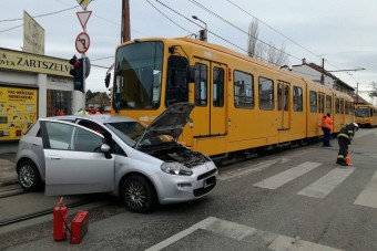 Autóval ütközött a villamos Budapesten