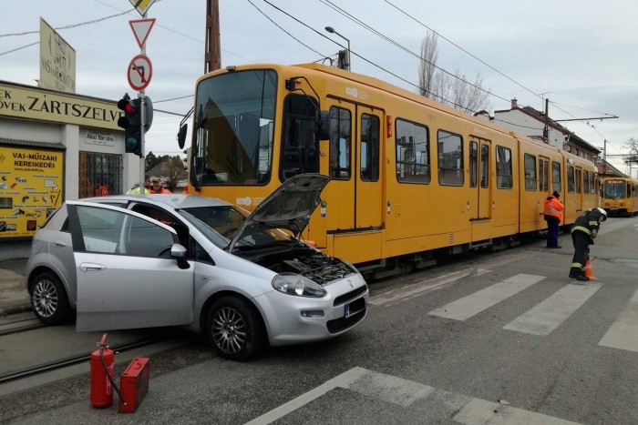 Autóval ütközött a villamos Budapesten