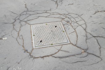 Meddig vadásznak még autóinkra a csatornafedelek?