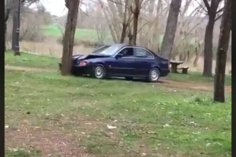 Videó bizonyítja, hogy az idiótáknak nem kell tempó egy komoly töréskárhoz