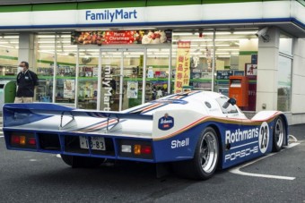 Versenyautóval mehet szalámiért a boltba