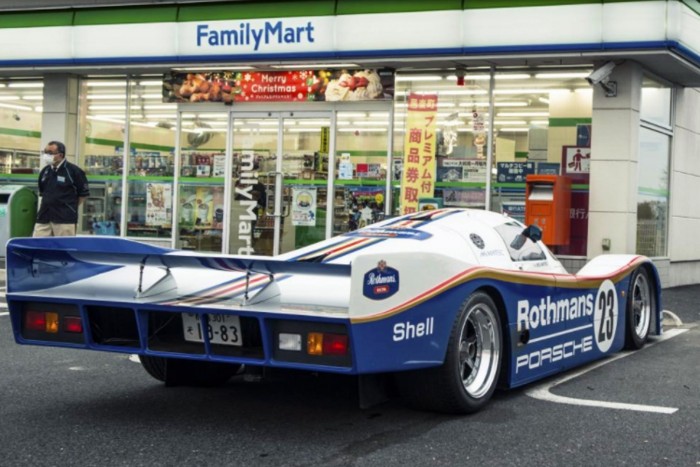 Versenyautóval mehet szalámiért a boltba