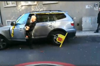 Ez a BMW-s úgy győzte le a kerékbilincset, ahogy senki