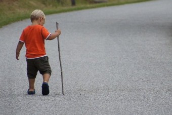Kétéves kisfiú kószált a gyorsforgalmi úton