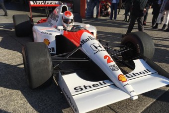 F1: Senna autóival repesztettek Buttonék - videó