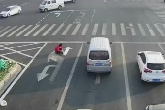 Gyorsabban akart munkába érni, ezért átfestette az utat