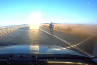 90 km/órával bringázott az autópályán