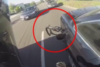 Töltőfejjel együtt indult el a benzinkútról ez a nő