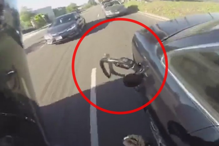 Töltőfejjel együtt indult el a benzinkútról ez a nő