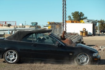 Ez történik, ha egy 4 tonnás golyót ejtenek az autóba