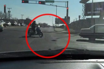 Itt egy remek ok arra, hogy ne vontassunk robogóst