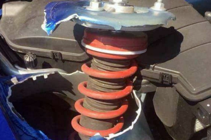 Kátyútól térdel le a méregdrága Porsche