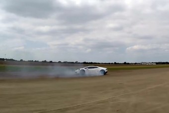 Így néz ki, ha megbotlik 2000 ló 320 km/óra felett