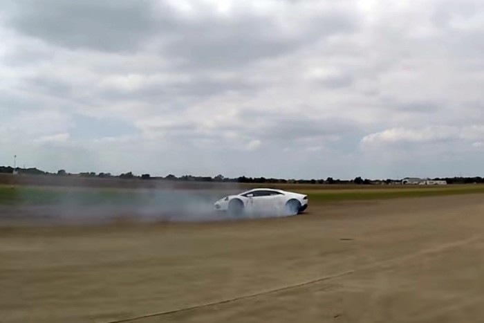 Így néz ki, ha megbotlik 2000 ló 320 km/óra felett