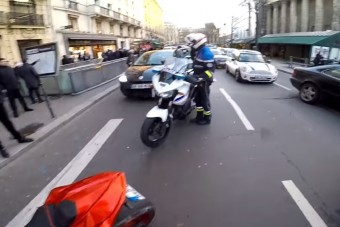 Motoros kergette a gyalogosgázoló autóst