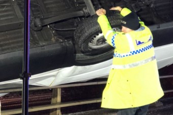 Kezével tartotta a hídról lógó furgont ez az angol rendőr