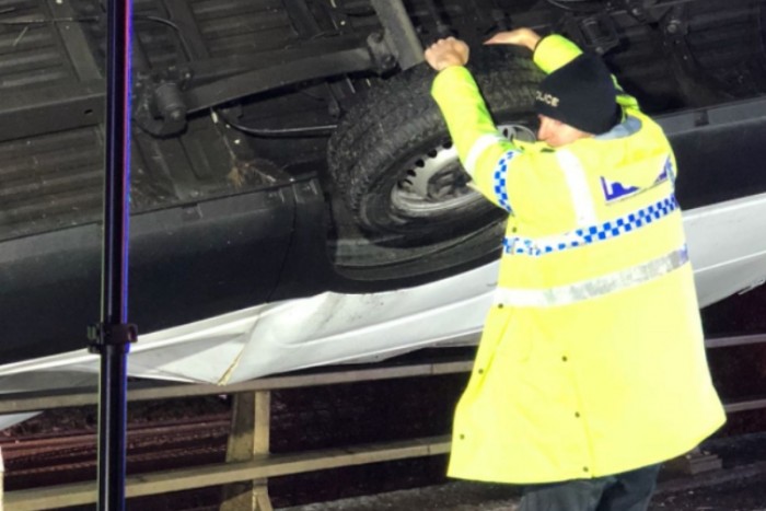 Kezével tartotta a hídról lógó furgont ez az angol rendőr