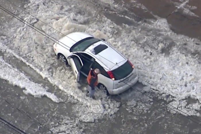 Jégen feneklett meg ez a szerencsétlen autós