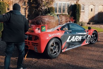 Karácsonyi menőség: McLaren F1-essel hazavinni a fát