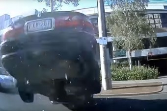 Parkoló autón hajtott át egy idős sofőr