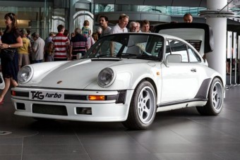 Turbós F1-es motor hajtja ezt a Porsche 911-est