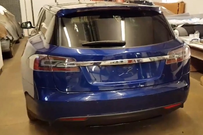 Formát öltött a kutyaszállító, puttonyos Tesla Model S