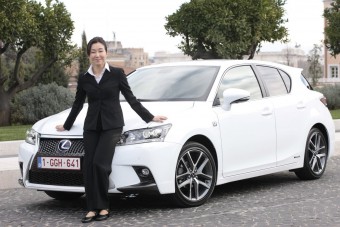 Példátlan dolgot tett női alkalmazottjával a Toyota