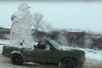 Óriási hóembert építettek egy kabrió BMW-be