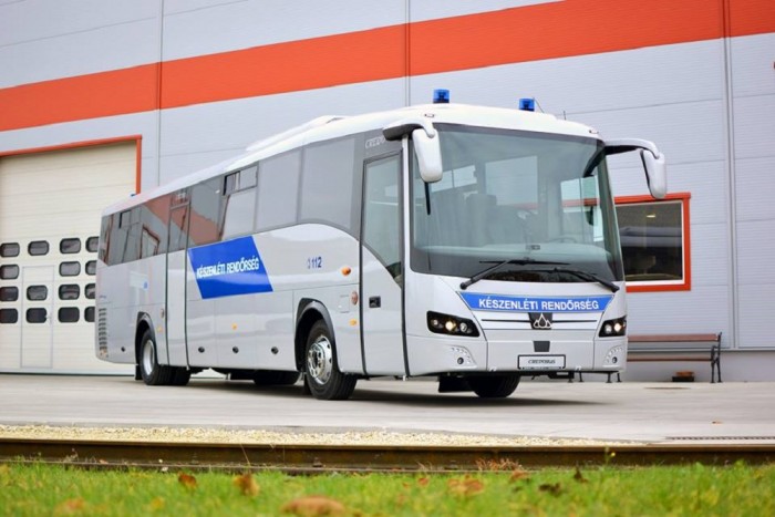 Mostantól ilyen buszokkal szállíthatják a rendőröket