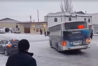 Ennél jobb videó nincs jégen piruettező autókról