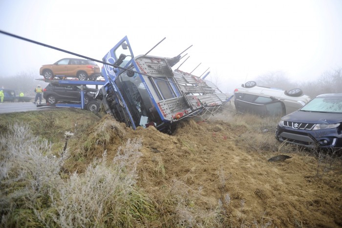 Képeken a Zsámbéknál felborult autószállító