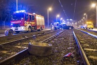 Fotókon a Budapesten villamossínekre hajtott autó 9