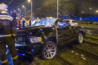 Fotókon a Budapesten villamossínekre hajtott autó