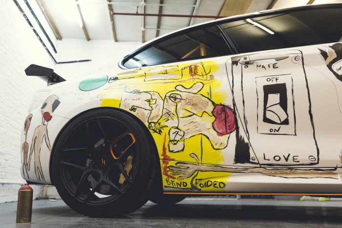 Összefirkálta az M2-es BMW-t, mert művész 6