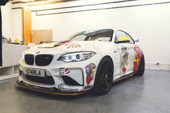 Összefirkálta az M2-es BMW-t, mert művész