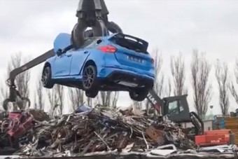 Csak erős idegzetűeknek: szörnyű vége lett ennek a Focus RS-nek