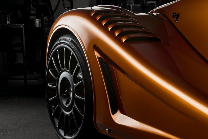 Utcai versenyautóval búcsúzik a kancsal Morgan 1