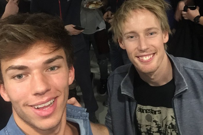 F1: Így énekelnek karácsonyi dalokat a pilóták – videó