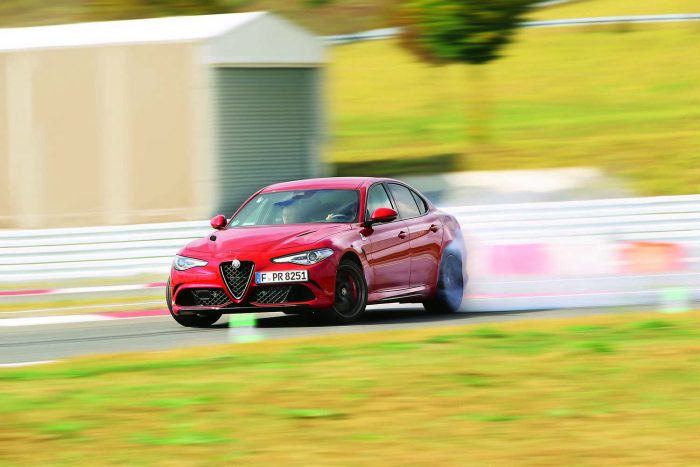 Elég 510 lóerő a BMW M3 ellen? 2 Szinte lehetetlen egyenesen közlekedni vele