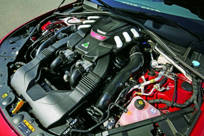 Elég 510 lóerő a BMW M3 ellen? 7 Hogy ne kételkedjünk a Ferrari V6-os valódiságában, alig takarták be a motort