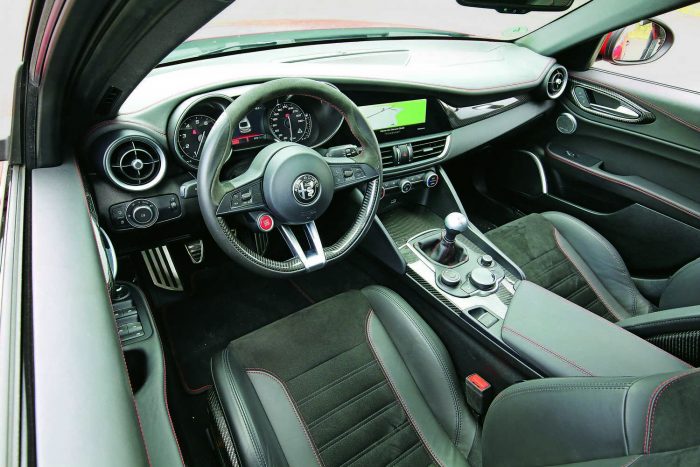 Elég 510 lóerő a BMW M3 ellen? 6 Az Alfa és az ergonómia ezúttal barátok lettek
