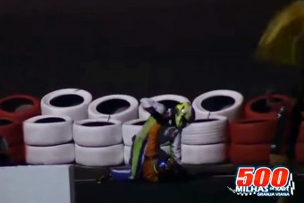 Durva: a pályán verekedtek a pilóták, Massa égett - videó