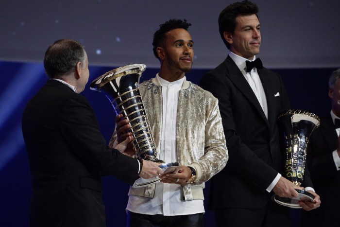 F1: Hamilton nem tudott felöltözni a díjkiosztóra – videó