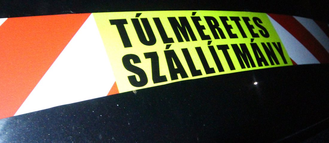 Éjszakai rohanás a töküres úton