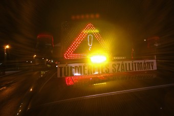 Éjszakai rohanás a töküres úton