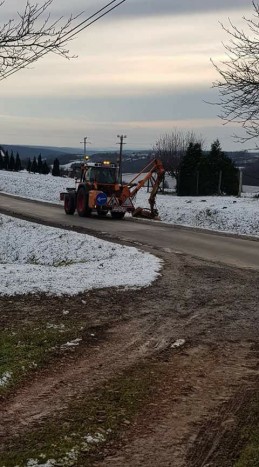 Vajon mit csinál ez a zalai traktoros, kaszálja a havat? 1