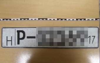 Ezzel a rendszámmal akarta átverni a rendőröket, naná, hogy nem sikerült