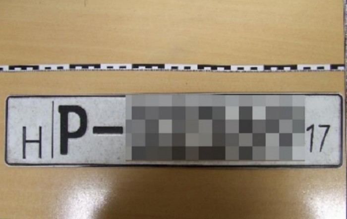 Ezzel a rendszámmal akarta átverni a rendőröket, naná, hogy nem sikerült