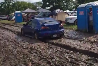 Sárba ragadt az EVO, az észlények meg a kipufogóhoz rögzítették a vontatókötelet