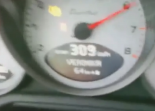 300 km/órával hasított az autópályán, aztán valami feltűnt mellette